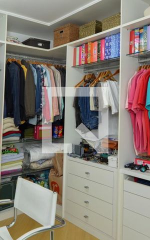 Casa de condomínio à venda com 380m², 4 quartos e 3 vagas Casa de condomínio à venda com 380m², 4 quartos e 3 vagasCloset da suíte 3