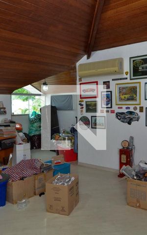 Casa de condomínio à venda com 380m², 4 quartos e 3 vagas Casa de condomínio à venda com 380m², 4 quartos e 3 vagasSótão