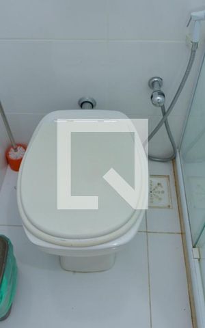 Casa de condomínio à venda com 380m², 4 quartos e 3 vagas Casa de condomínio à venda com 380m², 4 quartos e 3 vagasBanheiro da Suíte 1 e 2