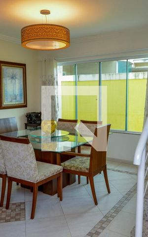 Casa de condomínio à venda com 380m², 4 quartos e 3 vagas Casa de condomínio à venda com 380m², 4 quartos e 3 vagasSala