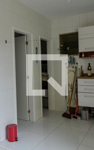 Casa de condomínio à venda com 380m², 4 quartos e 3 vagas Casa de condomínio à venda com 380m², 4 quartos e 3 vagasÁrea de serviço