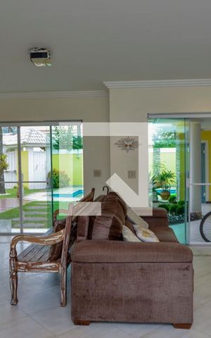 Casa de condomínio à venda com 380m², 4 quartos e 3 vagas Casa de condomínio à venda com 380m², 4 quartos e 3 vagasSala