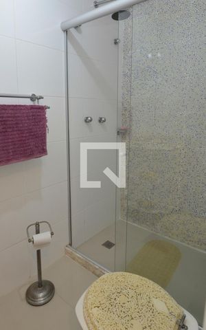 Casa de condomínio à venda com 380m², 4 quartos e 3 vagas Casa de condomínio à venda com 380m², 4 quartos e 3 vagasBanheiro social