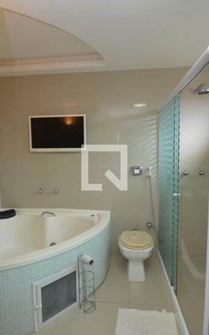 Casa de condomínio à venda com 380m², 4 quartos e 3 vagas Casa de condomínio à venda com 380m², 4 quartos e 3 vagasBanheiro da Suíte 3