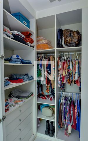 Casa de condomínio à venda com 380m², 4 quartos e 3 vagas Casa de condomínio à venda com 380m², 4 quartos e 3 vagasCloset da suíte 1