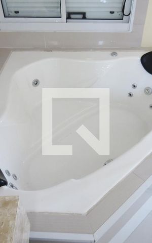 Casa à venda com 306m², 3 quartos e 7 vagasBanheiro Quarto 1 - Hidromassagem