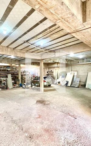 Casa à venda com 620m², 5 quartos e 10 vagas Casa à venda com 620m², 5 quartos e 10 vagasÁrea comum