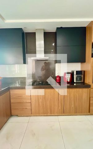 Casa à venda com 620m², 5 quartos e 10 vagas Casa à venda com 620m², 5 quartos e 10 vagasCozinha