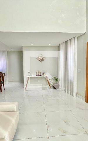 Casa à venda com 620m², 5 quartos e 10 vagas Casa à venda com 620m², 5 quartos e 10 vagasSala