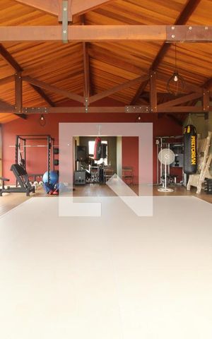 Casa de condomínio à venda com 700m², 4 quartos e 6 vagasAcademia