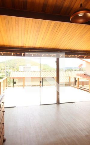 Casa de condomínio à venda com 700m², 4 quartos e 6 vagasBanheiros