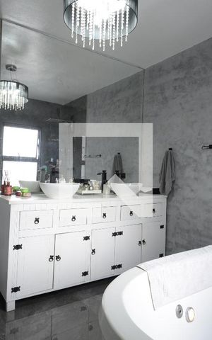 Casa à venda com 180m², 4 quartos e 2 vagasSuíte