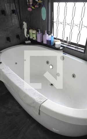 Casa à venda com 180m², 4 quartos e 2 vagasSuíte