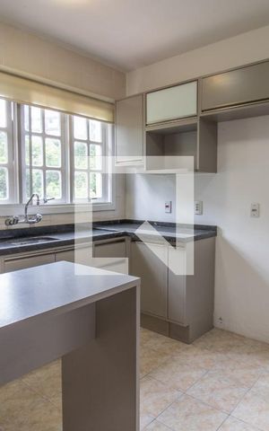 Casa à venda com 220m², 4 quartos e 2 vagas Casa à venda com 220m², 4 quartos e 2 vagasCozinha