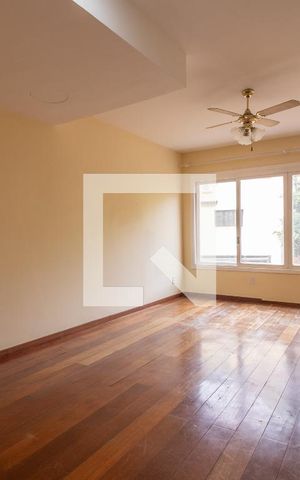 Casa à venda com 220m², 4 quartos e 2 vagas Casa à venda com 220m², 4 quartos e 2 vagasSala
