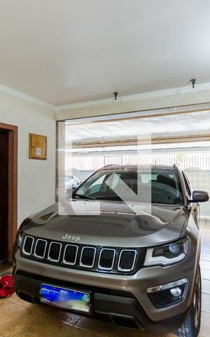 Casa à venda com 260m², 4 quartos e 4 vagas Casa à venda com 260m², 4 quartos e 4 vagasGaragem