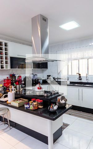 Casa à venda com 260m², 4 quartos e 4 vagas Casa à venda com 260m², 4 quartos e 4 vagasCozinha