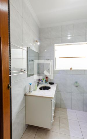 Casa à venda com 260m², 4 quartos e 4 vagas Casa à venda com 260m², 4 quartos e 4 vagasBanheiro