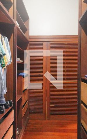 Casa à venda com 375m², 4 quartos e 2 vagasCloset