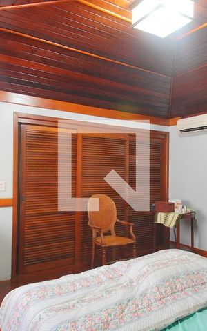 Casa à venda com 375m², 4 quartos e 2 vagassuite