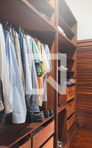 Casa à venda com 375m², 4 quartos e 2 vagasCloset