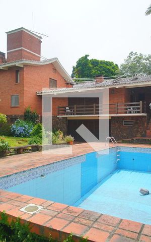 Casa à venda com 375m², 4 quartos e 2 vagasPiscina