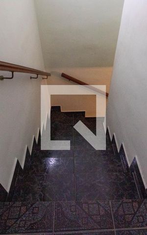 Casa à venda com 130m², 2 quartos e 1 vaga Casa à venda com 130m², 2 quartos e 1 vagaEscada