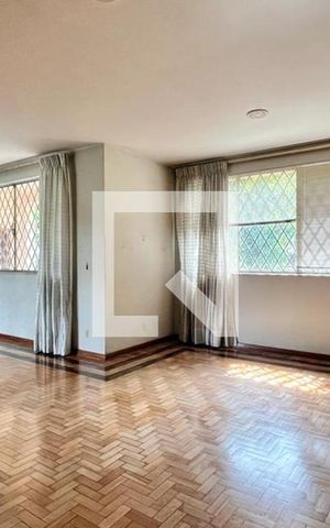 Casa à venda com 412m², 5 quartos e 2 vagas Casa à venda com 412m², 5 quartos e 2 vagasSala