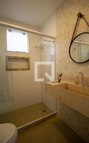 Casa de condomínio à venda com 220m², 4 quartos e 2 vagas Casa de condomínio à venda com 220m², 4 quartos e 2 vagasBanheiro Social 1