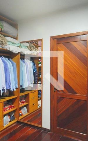 Casa à venda com 360m², 3 quartos e 2 vagasCloset da suíte