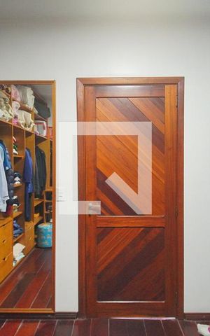 Casa à venda com 360m², 3 quartos e 2 vagasCloset da suíte