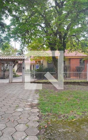 Casa à venda com 350m², 3 quartos e 5 vagas Casa à venda com 350m², 3 quartos e 5 vagasFachada