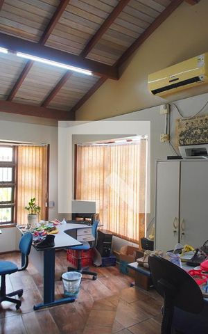 Casa à venda com 350m², 3 quartos e 5 vagas Casa à venda com 350m², 3 quartos e 5 vagasEscritório