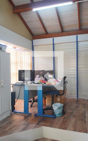 Casa à venda com 350m², 3 quartos e 5 vagas Casa à venda com 350m², 3 quartos e 5 vagasEscritório