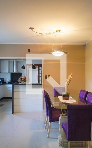 Casa à venda com 350m², 3 quartos e 5 vagas Casa à venda com 350m², 3 quartos e 5 vagasSala