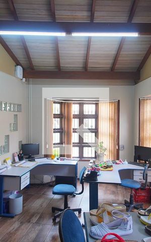 Casa à venda com 350m², 3 quartos e 5 vagas Casa à venda com 350m², 3 quartos e 5 vagasEscritório