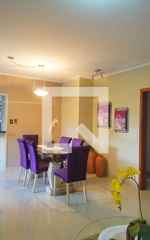 Casa à venda com 350m², 3 quartos e 5 vagas Casa à venda com 350m², 3 quartos e 5 vagasSala