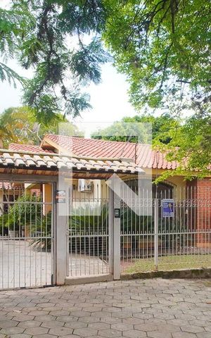 Casa à venda com 350m², 3 quartos e 5 vagas Casa à venda com 350m², 3 quartos e 5 vagasFachada