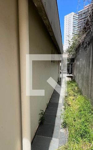 Casa para alugar com 350m², 3 quartos e 4 vagas Casa para alugar com 350m², 3 quartos e 4 vagasCorredor externo