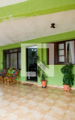 Casa à venda com 152m², 2 quartos e 3 vagas Casa à venda com 152m², 2 quartos e 3 vagasGaragem