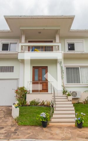 Casa de condomínio à venda com 270m², 5 quartos e 2 vagas Casa de condomínio à venda com 270m², 5 quartos e 2 vagasFachada