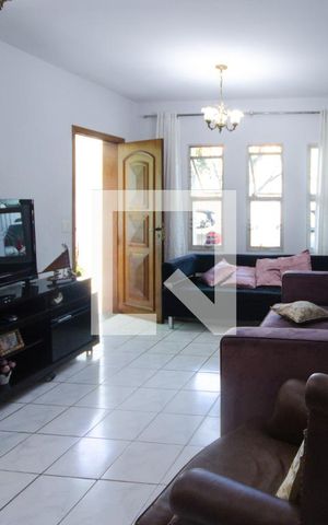 Casa à venda com 180m², 4 quartos e 2 vagas Casa à venda com 180m², 4 quartos e 2 vagasSala