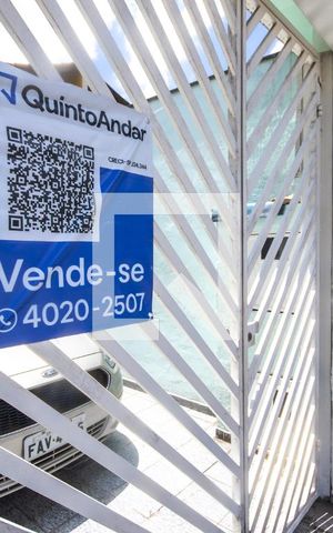 Casa à venda com 180m², 4 quartos e 2 vagas Casa à venda com 180m², 4 quartos e 2 vagasFachada