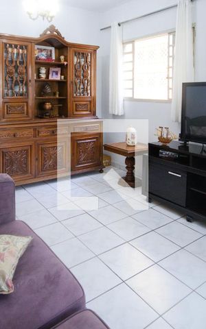 Casa à venda com 180m², 4 quartos e 2 vagas Casa à venda com 180m², 4 quartos e 2 vagasSala
