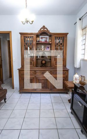 Casa à venda com 180m², 4 quartos e 2 vagas Casa à venda com 180m², 4 quartos e 2 vagasSala