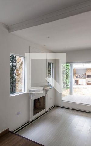 Casa de condomínio para alugar com 330m², 4 quartos e 2 vagasSala