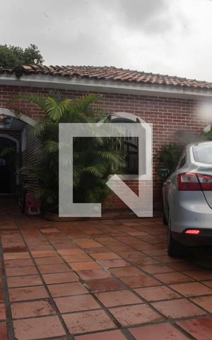 Casa para alugar com 400m², 6 quartos e 3 vagasFachada