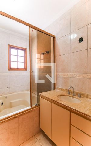 Casa para alugar com 160m², 3 quartos e 4 vagas Casa para alugar com 160m², 3 quartos e 4 vagasBanheiro da Suíte 1