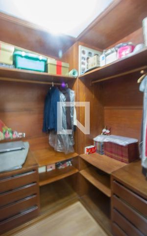 Casa à venda com 338m², 4 quartos e 4 vagas Casa à venda com 338m², 4 quartos e 4 vagasCloset Quarto 1