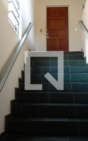 Apartamento à venda com 47m², 2 quartos e 1 vaga Apartamento à venda com 47m², 2 quartos e 1 vagaEscada